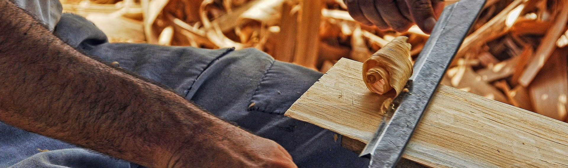 fotografía de un artesano trabajando la madera